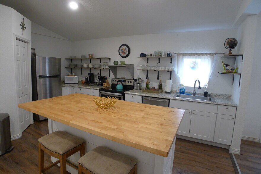 More Photos Of 747 Oasis St, New Braunfels Storefront Retail Residential For Sale