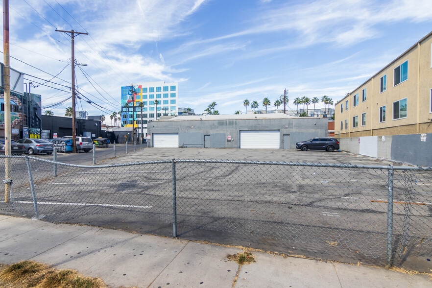 More Photos Of 11129 Hartsook St, North Hollywood Warehouse For Lease