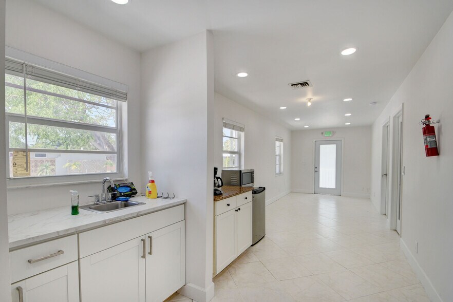 More Photos Of 830 N Federal Hwy, Lake Worth Office For Lease