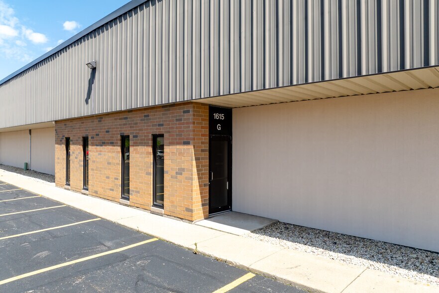 More Photos Of 1605 Dundee Ave, Elgin Unknown For Lease