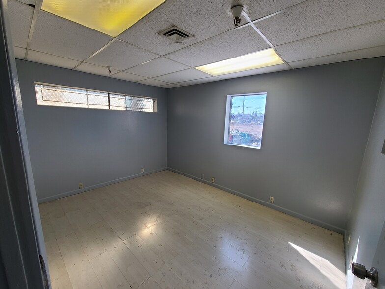 More Photos Of 3250 Palm Pky, Las Vegas Warehouse For Sale