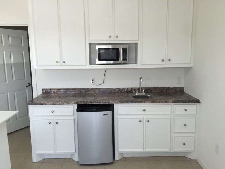 More Photos Of 4619 20th St, Bacliff Warehouse For Lease