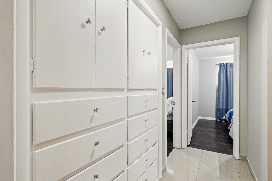 More Photos Of 91 E Main St, Bicknell Hotel For Sale