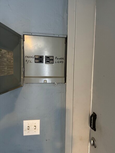 More Photos Of 3047 Terrace Ave, Naples Warehouse For Lease