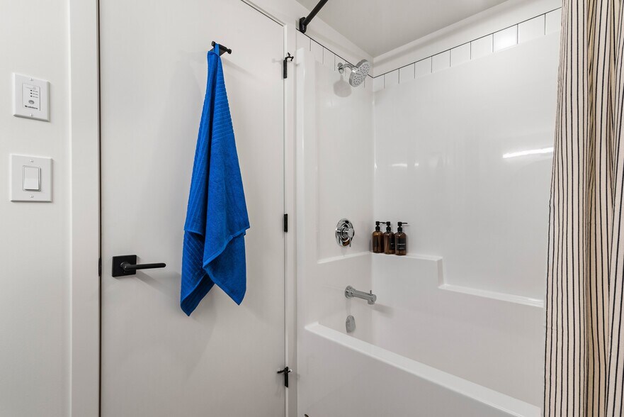 More Photos Of 12322 102 Av NW, Edmonton Apartments For Lease