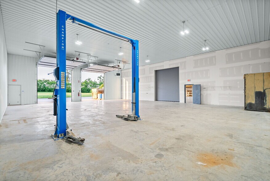 More Photos Of 1040 Smokestack Dr, Clarksville Warehouse For Lease