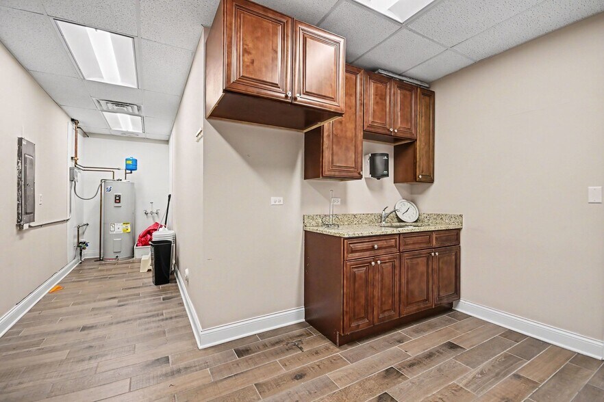 More Photos Of 93 Caterpillar Dr, Joliet Medical For Lease