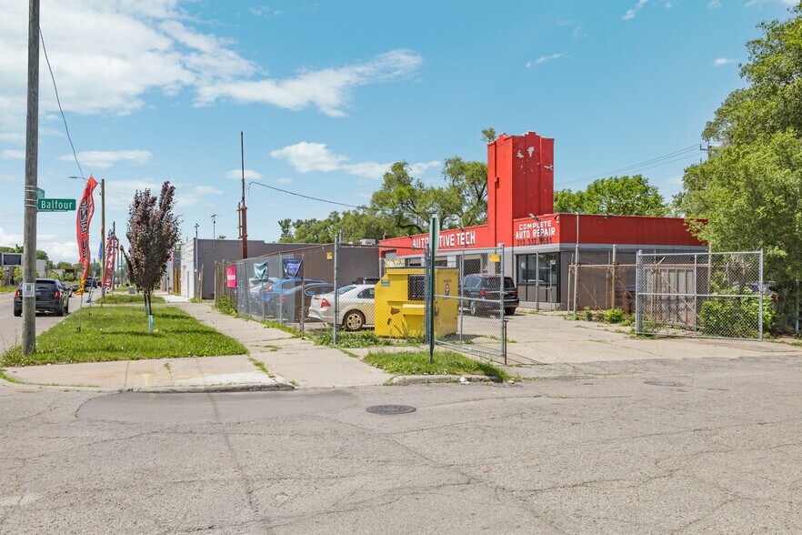 More Photos Of 10200 Whittier, Detroit Auto Repair For Lease