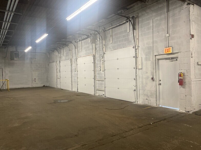More Photos Of 6801 W 66th Pl, Bedford Park Warehouse For Lease