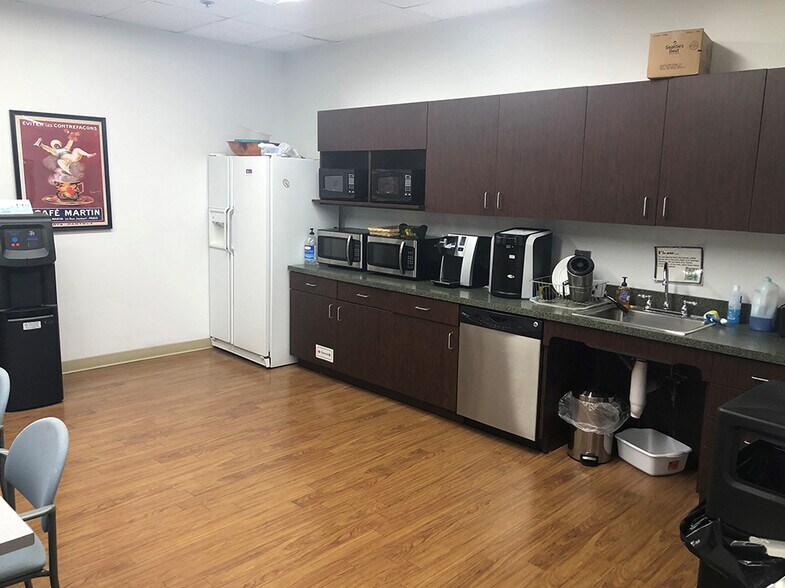 More Photos Of 1332 Londontown Blvd, Eldersburg Light Distribution For Lease