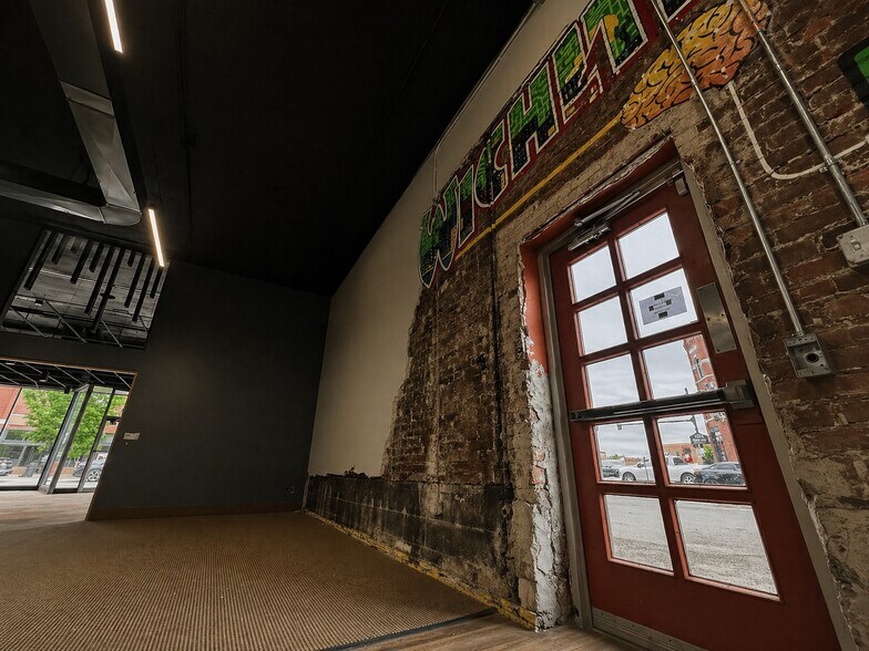 More Photos Of 921 E Douglas Ave, Wichita Auto Repair For Lease