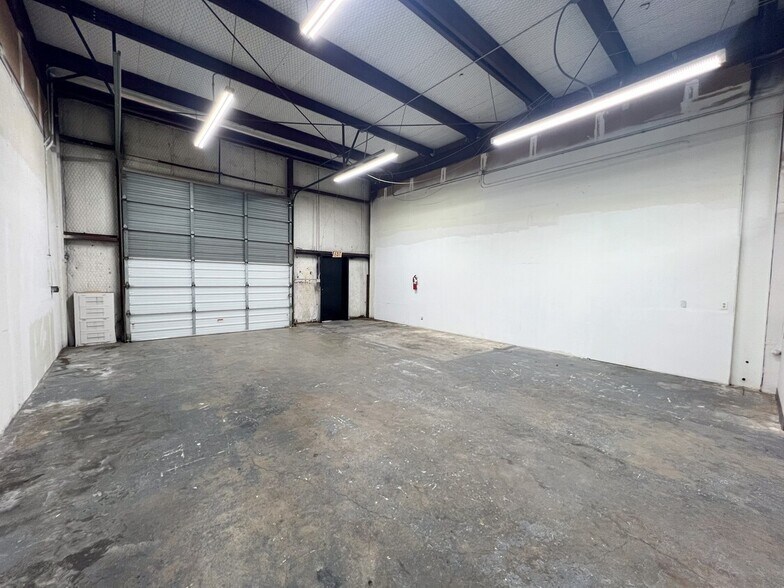 More Photos Of 6803-6831 Breeden Ave, San Antonio Light Manufacturing For Lease