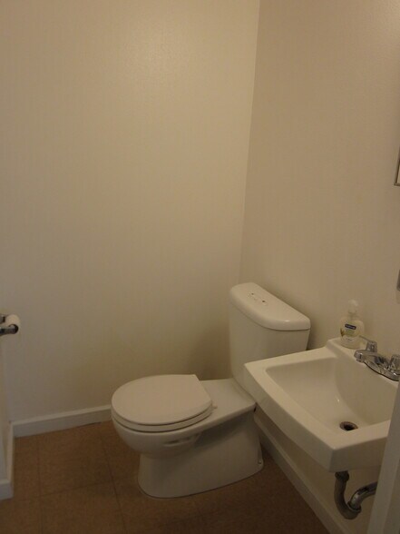 More Photos Of 135 Braniff Dr, San Antonio Manufacturing For Lease