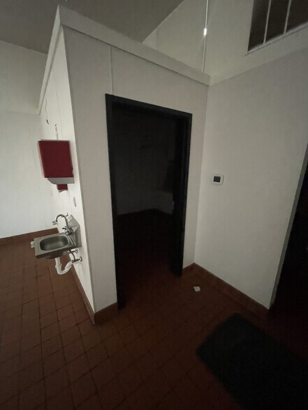More Photos Of 418 S Tucker Blvd, Saint Louis Self Storage For Lease