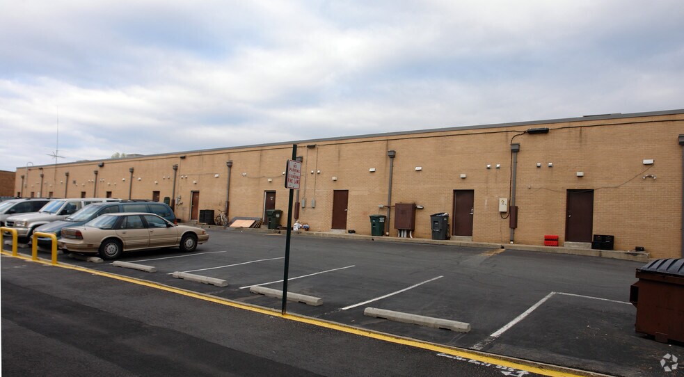 More Photos Of 304-322 Maple Ave W, Vienna General Retail For Lease