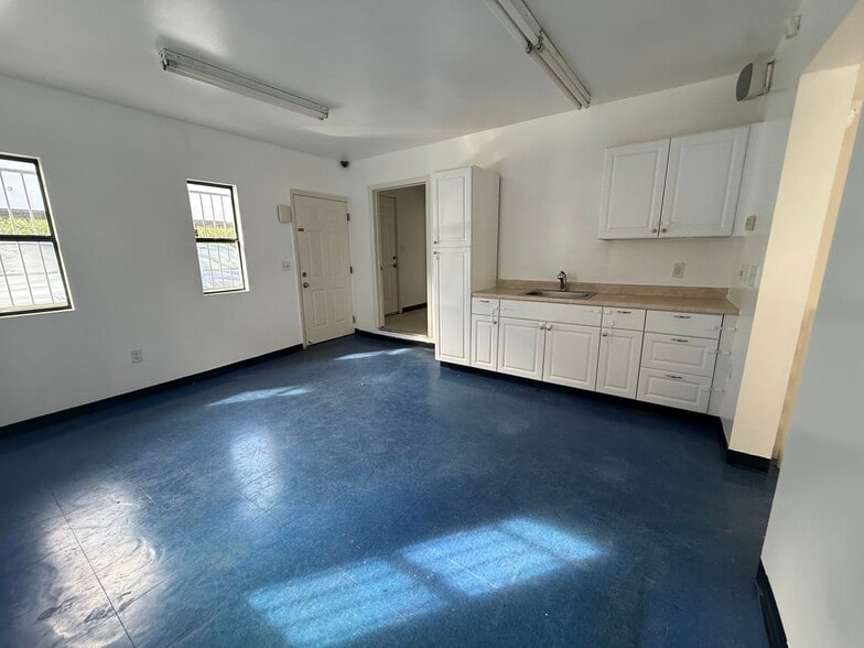 More Photos Of 1909 Santa Monica Blvd, Santa Monica Storefront For Lease