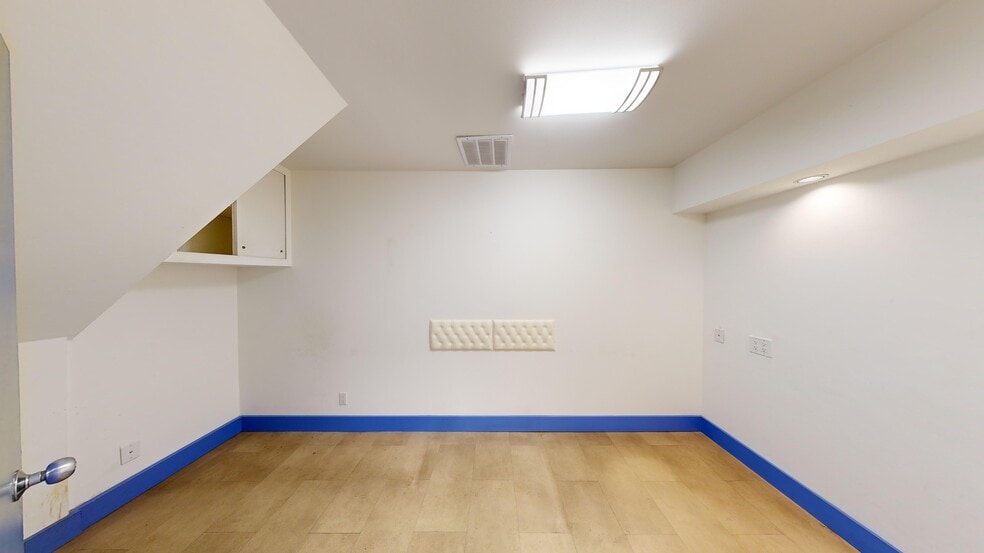 More Photos Of 194 Nassau Ave, Brooklyn Storefront Retail Office For Lease