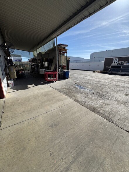 More Photos Of 2906 E Coronado St, Anaheim Warehouse For Lease