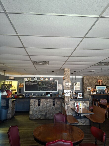 More Photos Of 711 S Main St, Rocky Top Freestanding For Sale