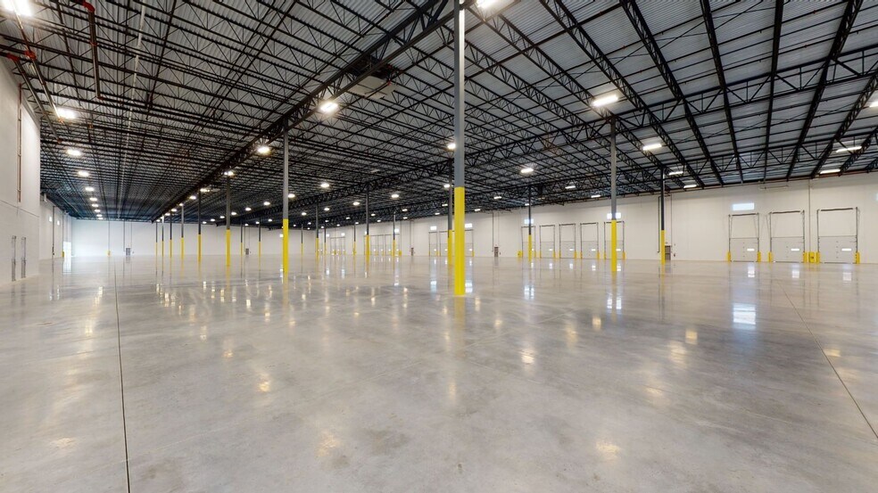 More Photos Of 1055-1065 Sesame St, Bensenville Distribution For Lease