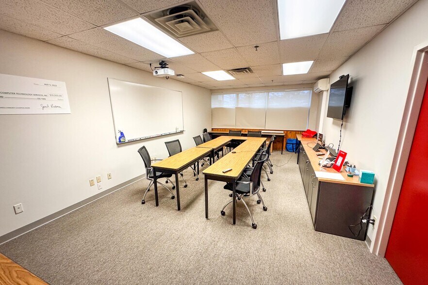 More Photos Of 179 Commerce St, Williston Flex For Sale