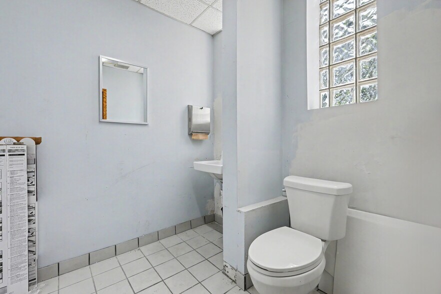 More Photos Of 22976 Outer Dr, Dearborn Flex For Lease