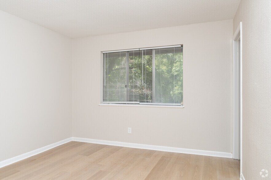 More Photos Of 400 N Oakland Ave, Carbondale Apartments For Sale