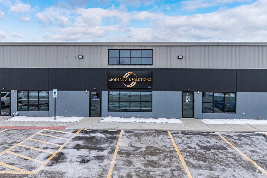 More Photos Of 70 Stonehill Rd, Oswego Warehouse For Lease