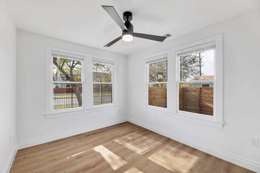 More Photos Of 306 W Stassney Ln, Austin Specialty For Sale