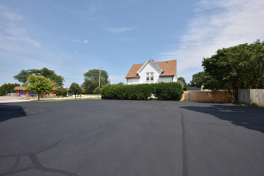 More Photos Of 8766 N Deerwood Dr, Milwaukee Freestanding For Sale