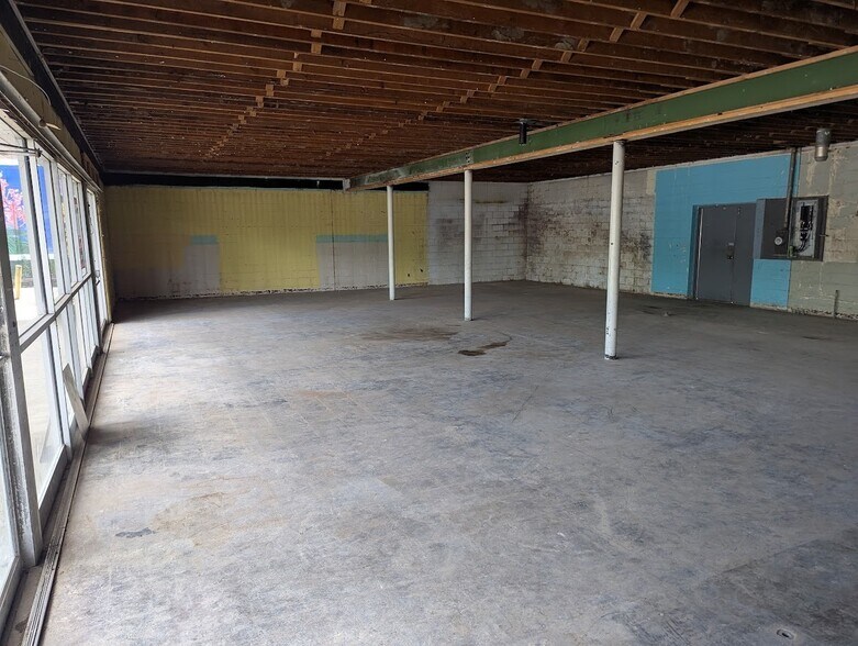 More Photos Of 34-36 W Franklin St, Centerville Storefront Retail Office For Lease