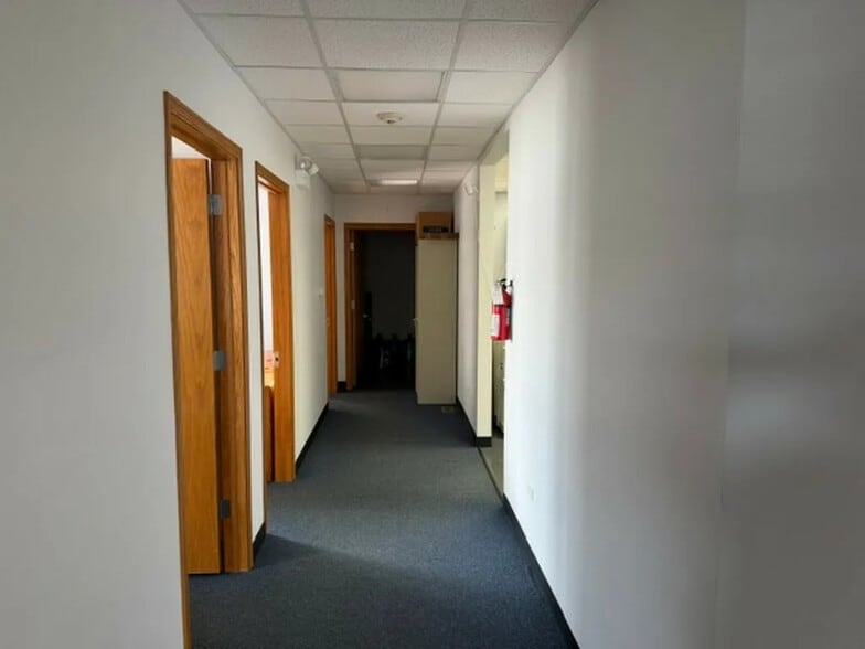 More Photos Of 820 E Terra Cotta Ave, Crystal Lake Office For Sale