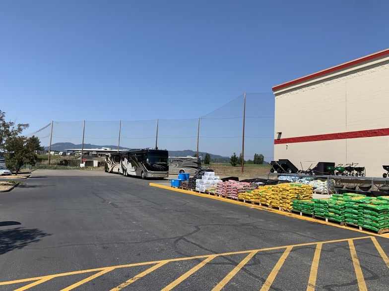 More Photos Of 328-338 Dakota St, Sutherlin General Retail For Lease