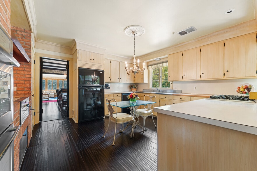 More Photos Of 550 Warner rd, Vienna Specialty For Sale