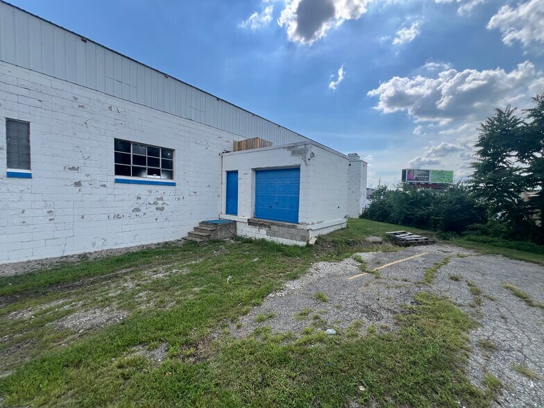 More Photos Of 1150 S White River Pky W Dr, Indianapolis Flex For Sale