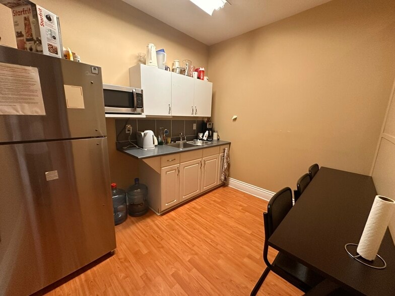 More Photos Of 15272 Croydon Dr, Surrey Office Residential For Sale