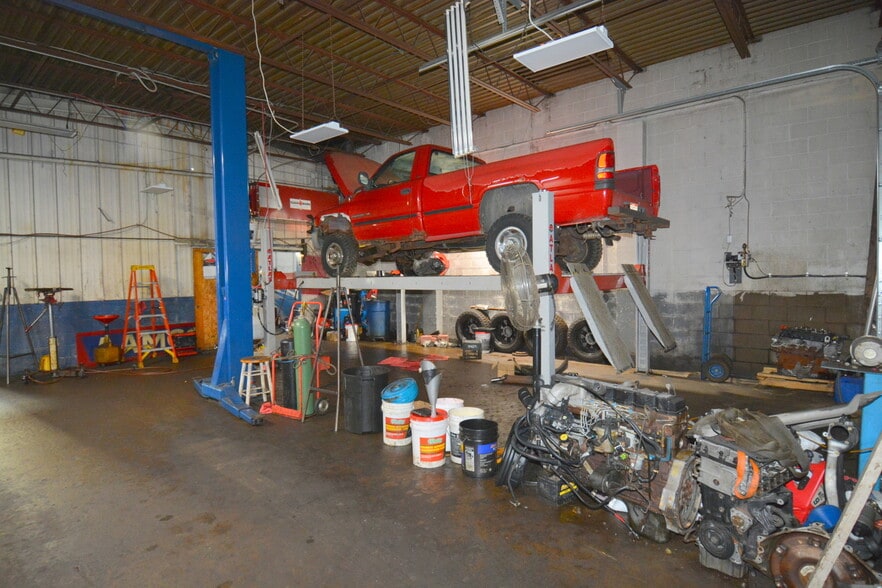 More Photos Of 2212 Wilmington Pike, Dayton Auto Repair For Sale
