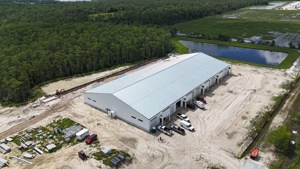 More Photos Of 13601 Saddle Rd, Fort Myers Showroom For Lease