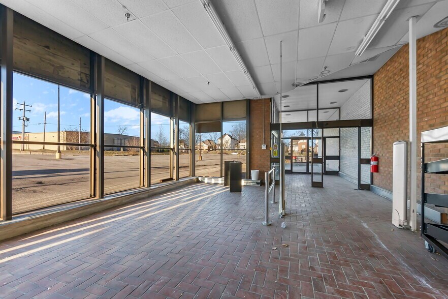 More Photos Of 121 S Sprigg St, Cape Girardeau Supermarket For Sale