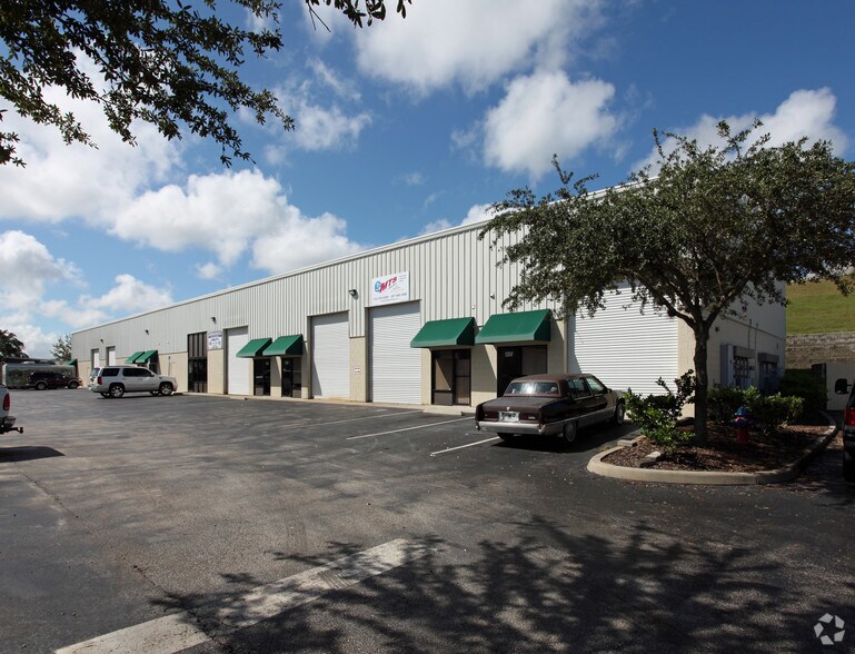 Primary Photo Of 1257-1273 Commons Ct, Clermont Warehouse For Lease