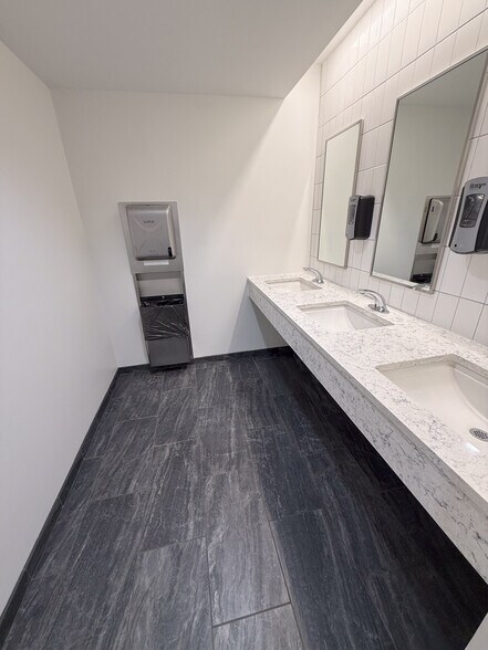 More Photos Of 730 Holiday Dr, Pittsburgh Office For Lease