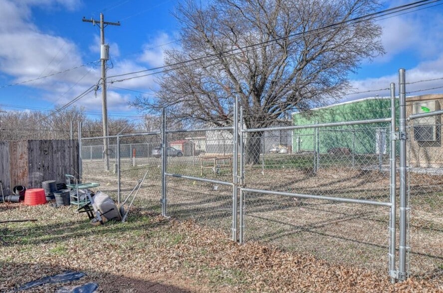 More Photos Of 521 Eel River St, Purcell General Retail For Sale