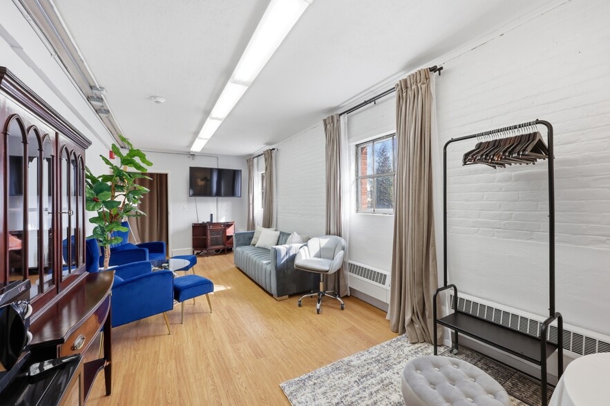 More Photos Of 43 Naubuc Ave, Glastonbury Flex For Sale