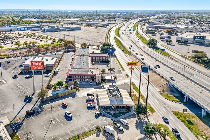 More Photos Of 7202 S Pan Am Expy, San Antonio Hotel For Sale