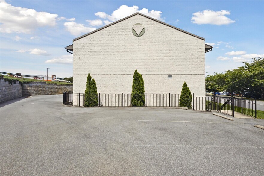 More Photos Of 2111 W Mountcastle Dr, Johnson City General Retail For Sale