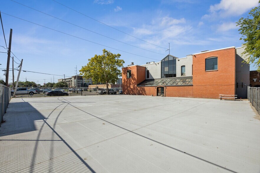 More Photos Of 211-215 S Jennings Ave, Fort Worth Loft Creative Space For Lease