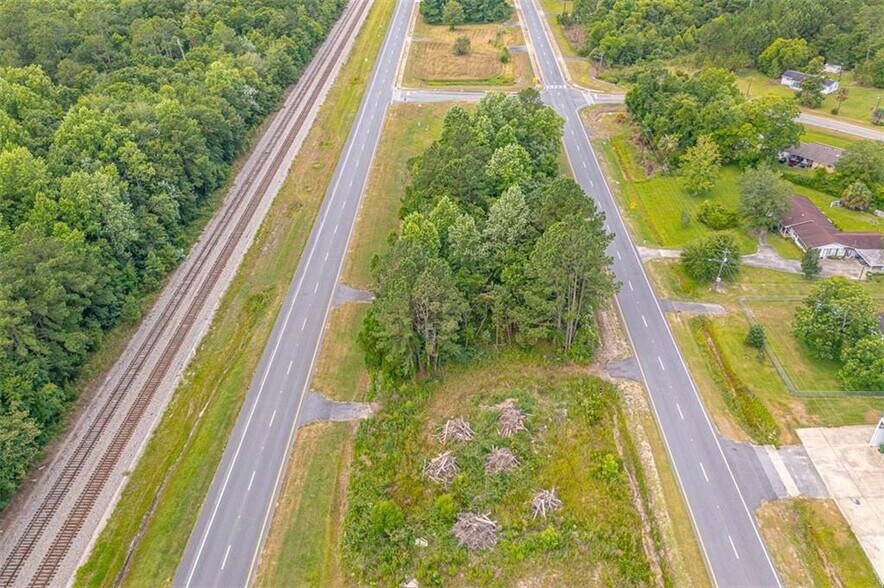 More Photos Of 414 E Jl Tyre St, Screven Showroom For Sale