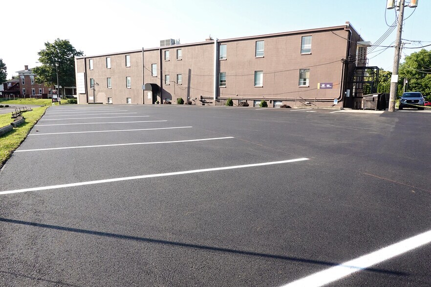 More Photos Of 616 N Limestone St, Springfield Loft Creative Space For Lease