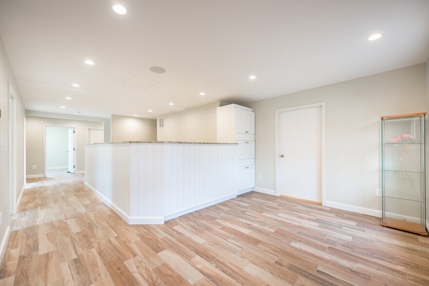 More Photos Of 2276 S Merrick Ave, Merrick Medical For Lease