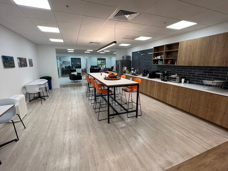 More Photos Of 10455 Riverside Dr, Palm Beach Gardens Flex For Lease